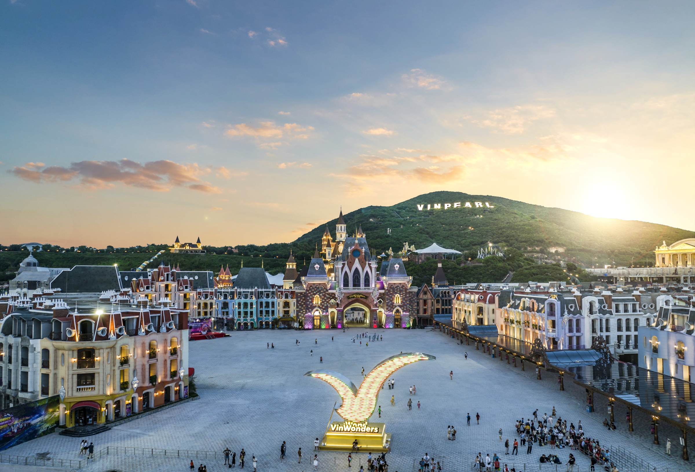 VinWonder Nha Trang mang ve gan 2.000 ty dong loi nhuan cho Vingroup hinh anh