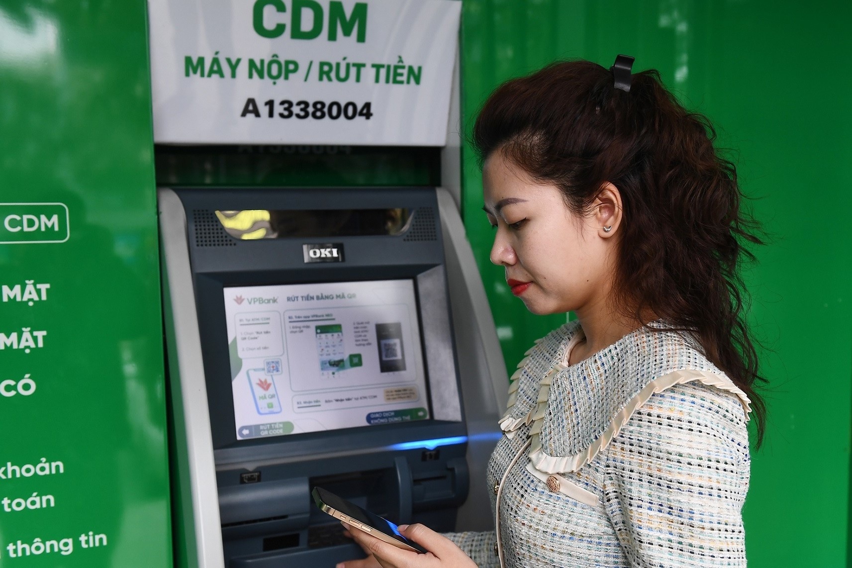 Ngan hang chan tien gui vao tai khoan bi danh dau lua dao hinh anh