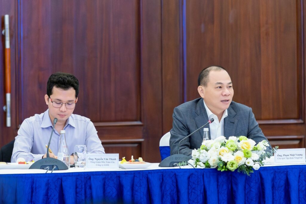 Ong Pham Nhat Vuong muon hop tac voi 50 hang taxi chuyen doi xe dien hinh anh