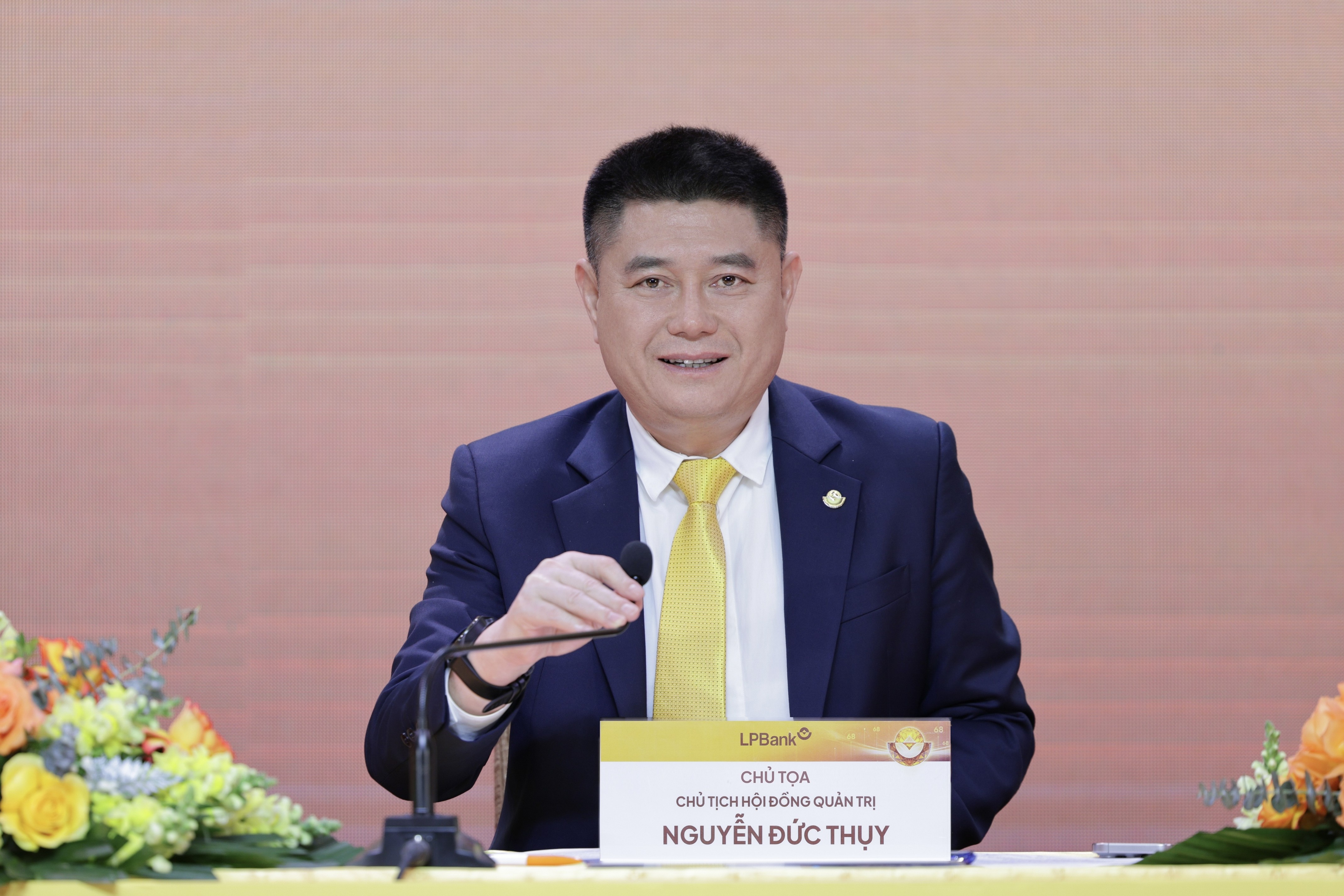 Ong Nguyen Duc Thuy: Toi luon muon tra co tuc cao nhat hinh anh