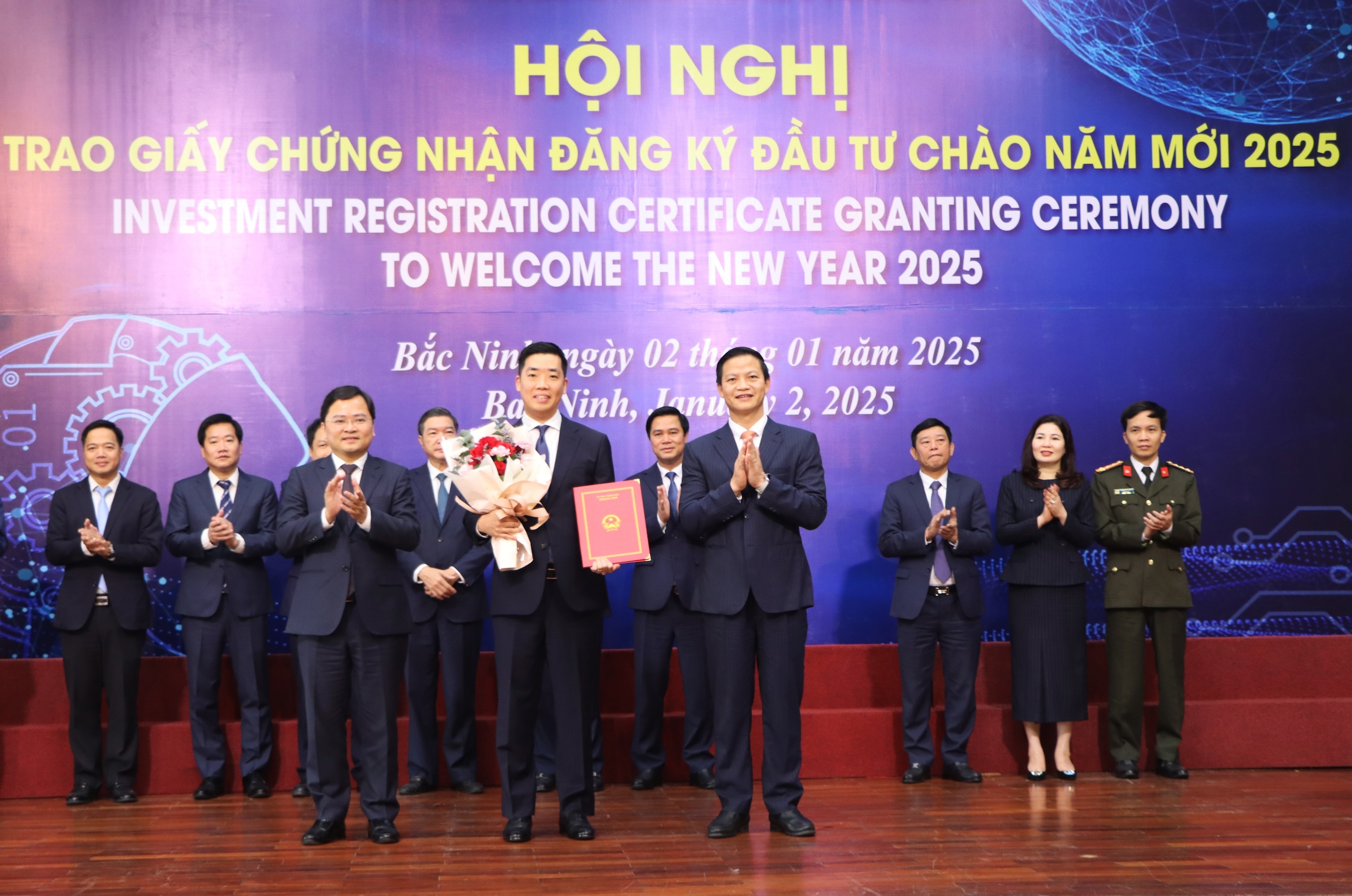Bac Ninh trao chung nhan dau tu mot ngay da vuot ke hoach ca nam 2025 hinh anh