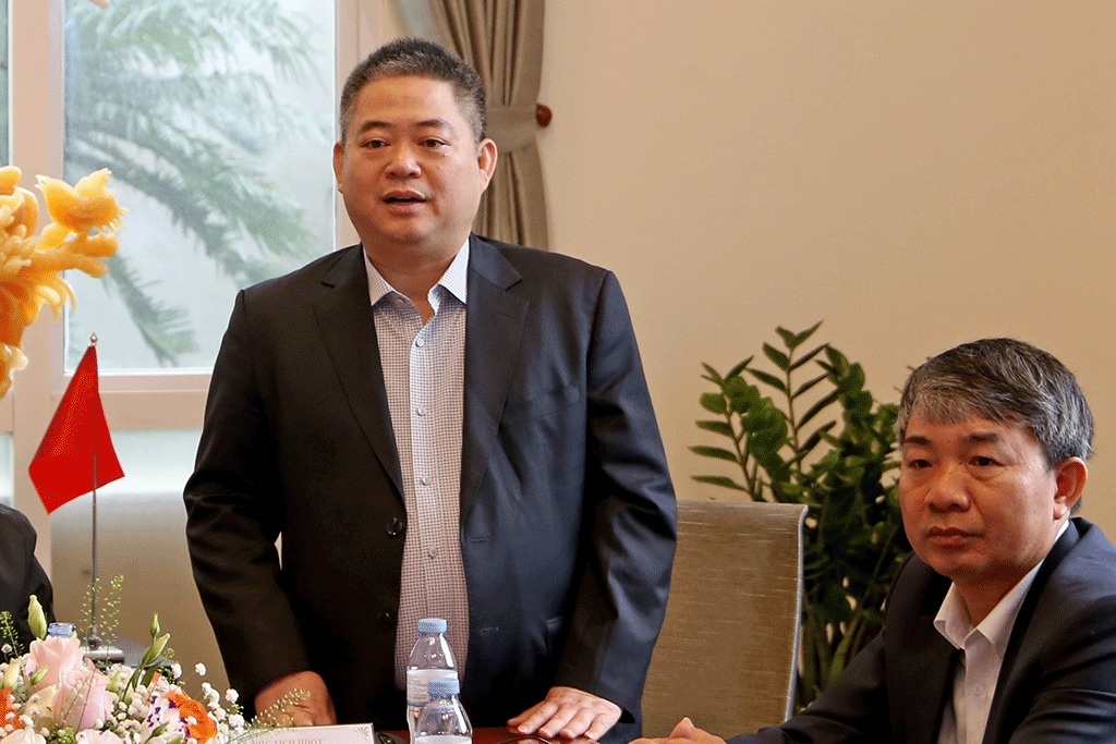 Bau Thien tinh di lam xe dien hinh anh