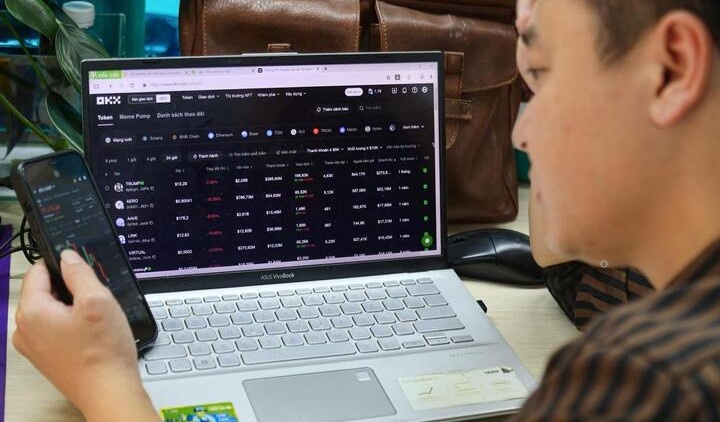 Dau tu tien ao ‘chui’ rui ro nhu danh bac, trang tay trong it phut hinh anh