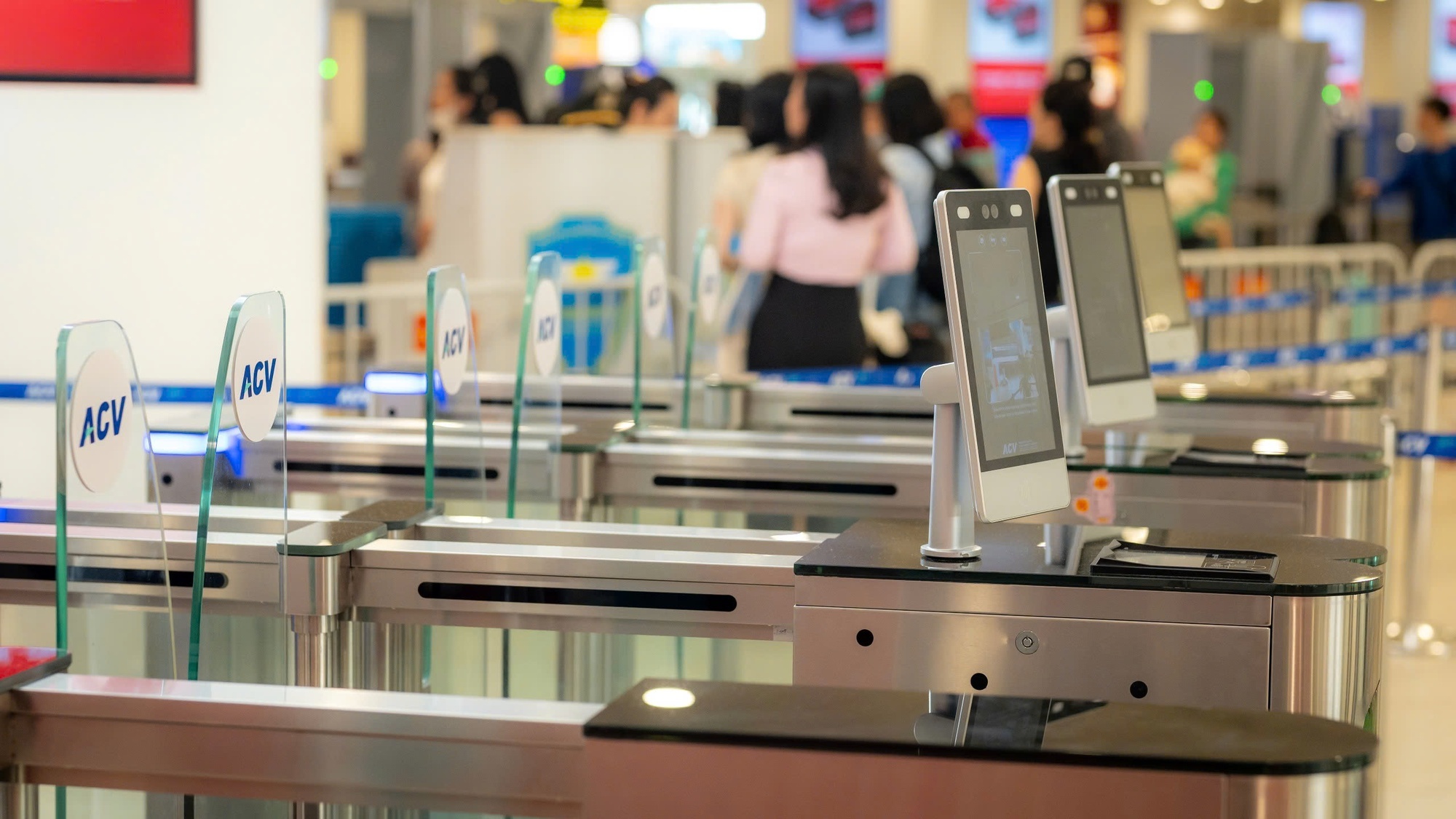 Co the lam thu tuc bay bang sinh trac hoc tren VNeID tai Noi Bai hinh anh