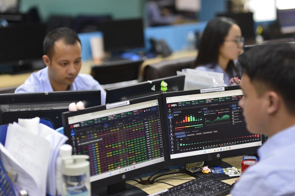 Ly do nhieu cong ty chung khoan lam viec xuyen le hinh anh