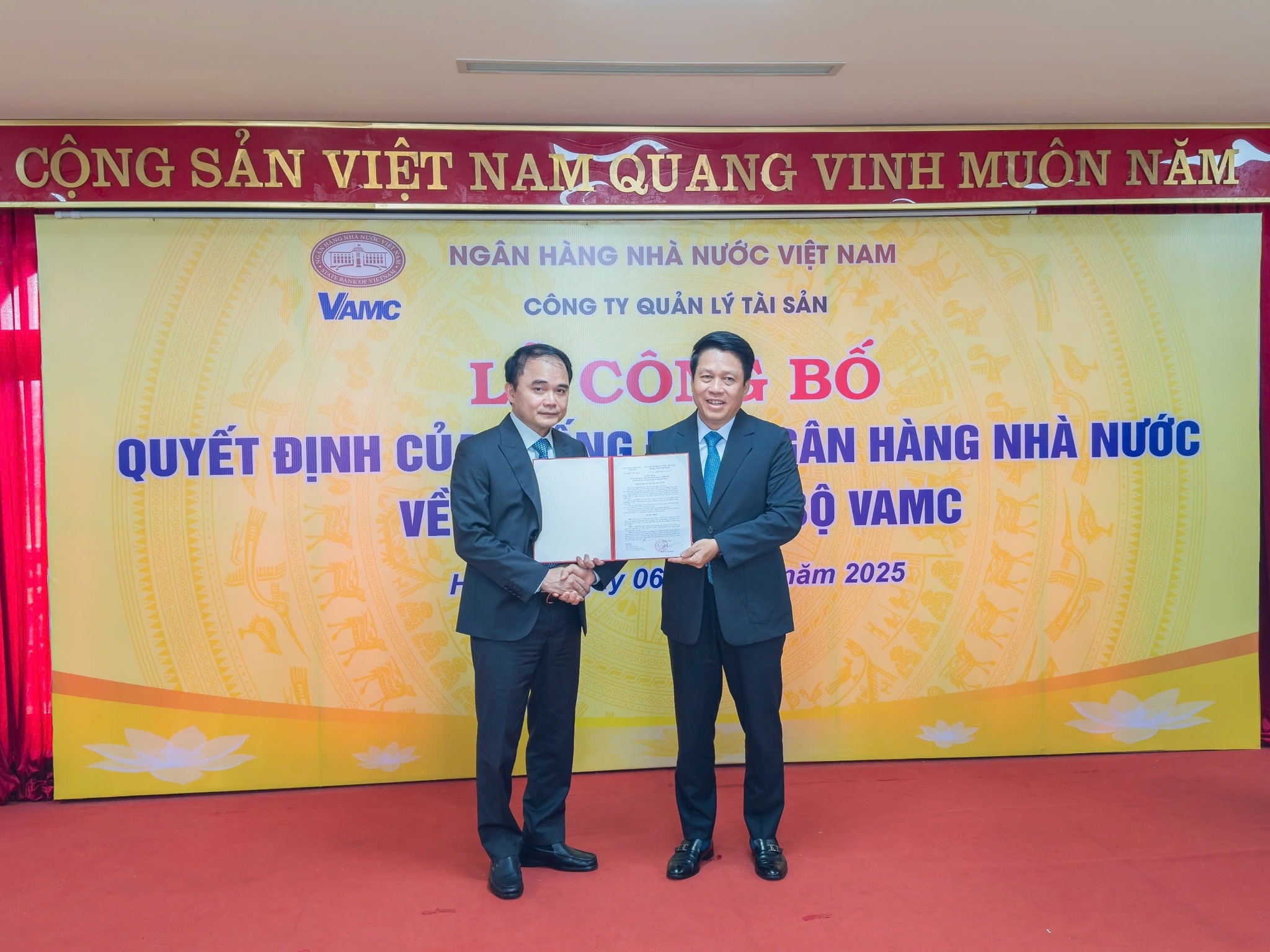 Cong ty thu hoi no xau cua ngan hang co Quyen Tong giam doc moi hinh anh