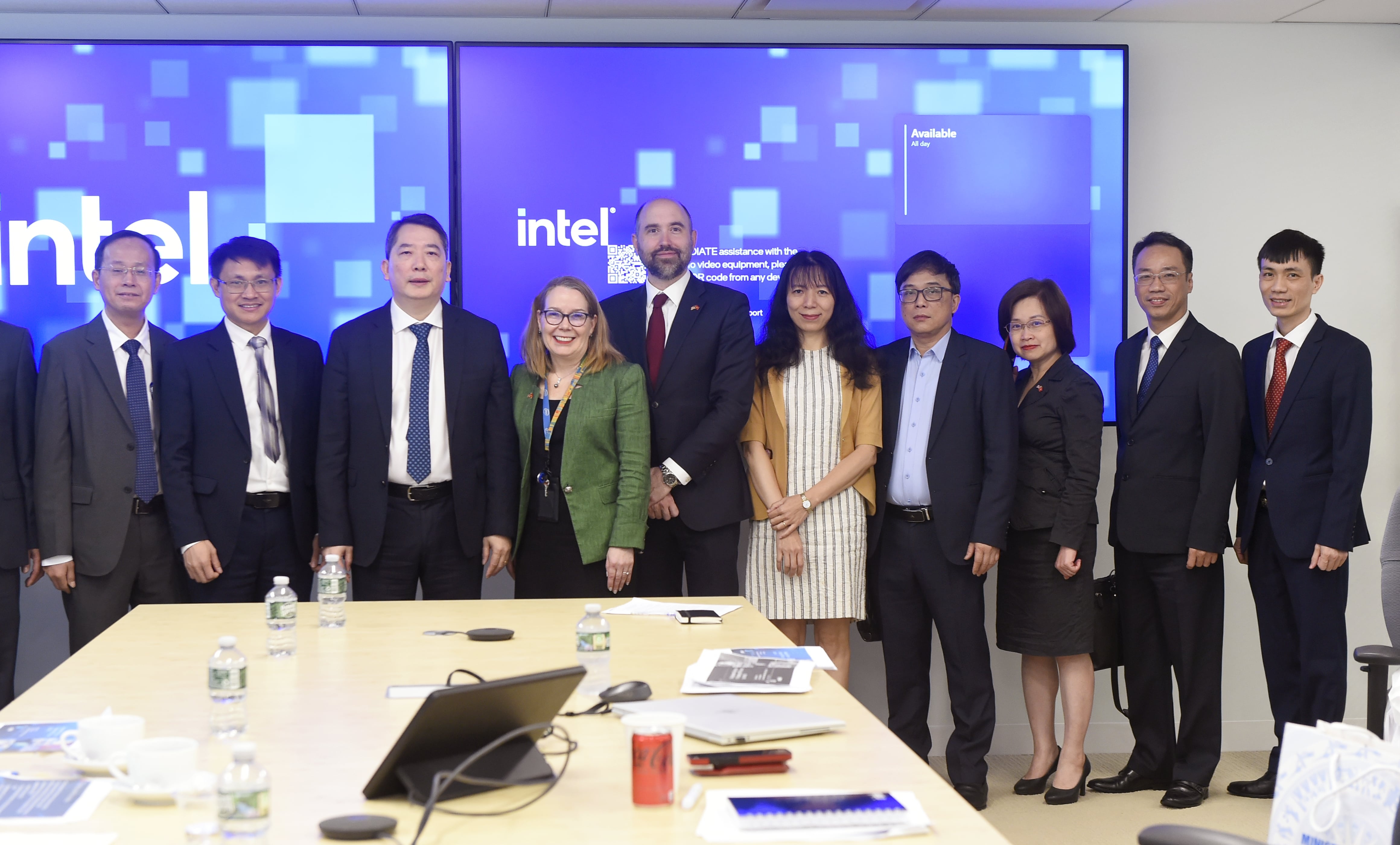 Bo Tai chinh lam viec voi cong ty me Facebook, Intel hinh anh