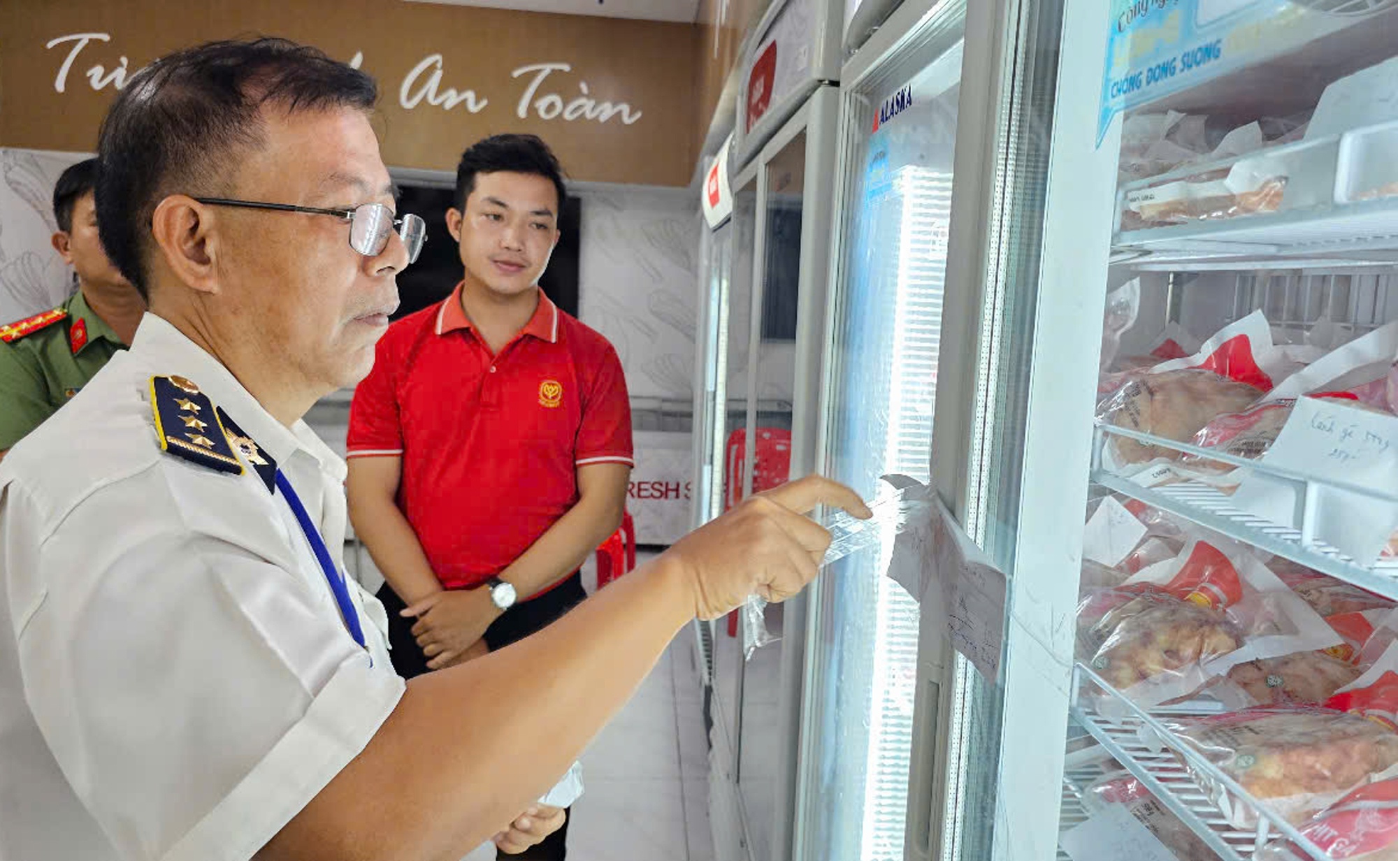 Cong bo ket qua kiem tra 4 cua hang C.P. o Soc Trang hinh anh