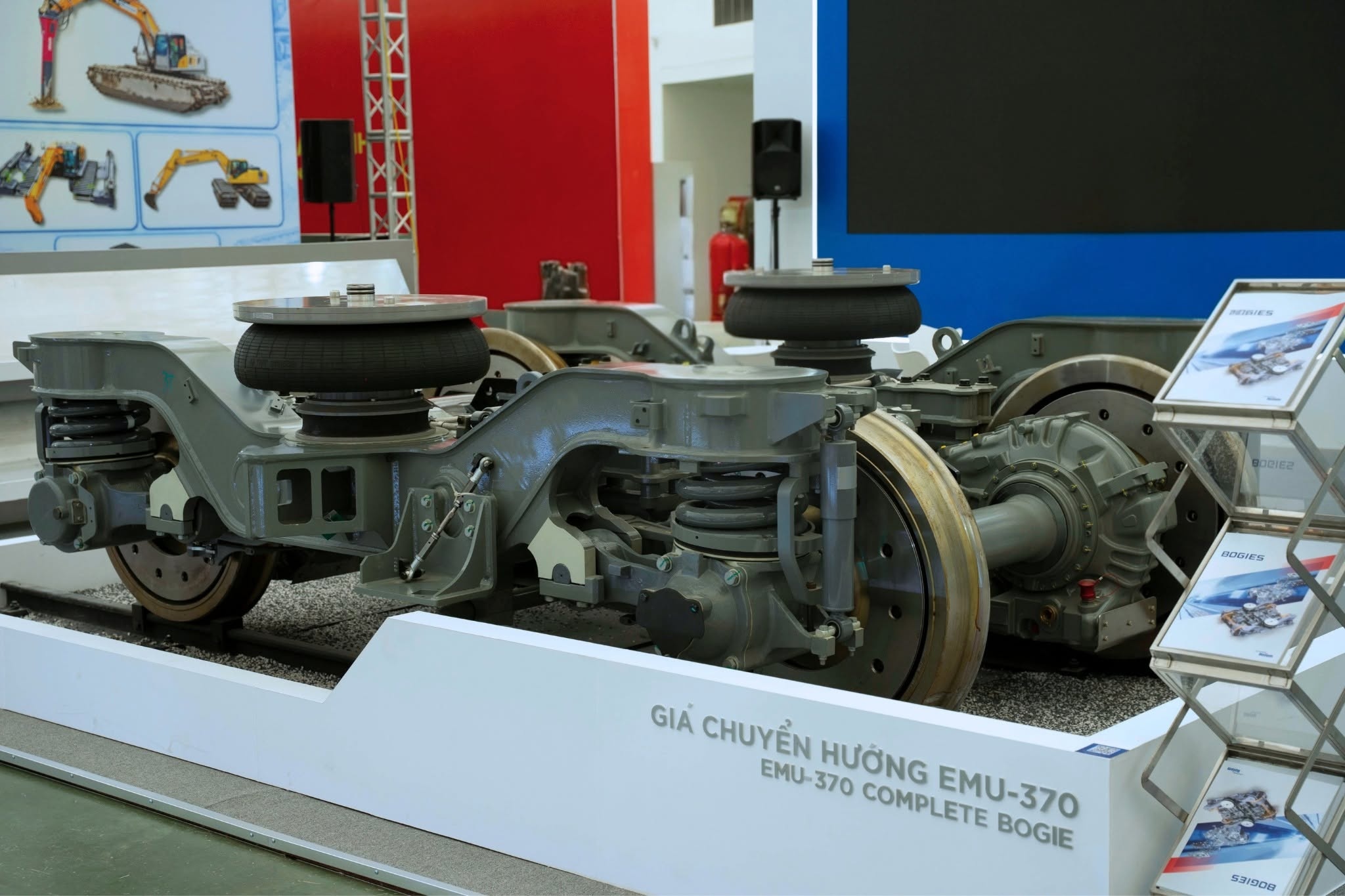 t&agrave;u cao tốc EMU-370 ảnh 4