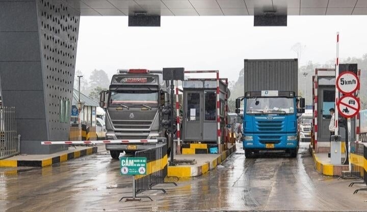 Container, xe hang nuom nuop do len cua khau Lang Son hinh anh