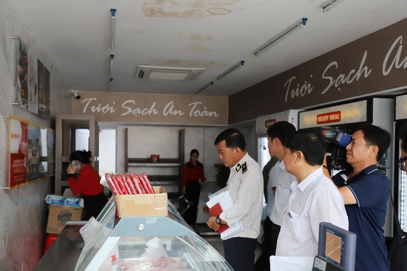 Vu C.P bi to: Hau Giang ra quan kiem tra, he lo noi chup anh heo benh hinh anh