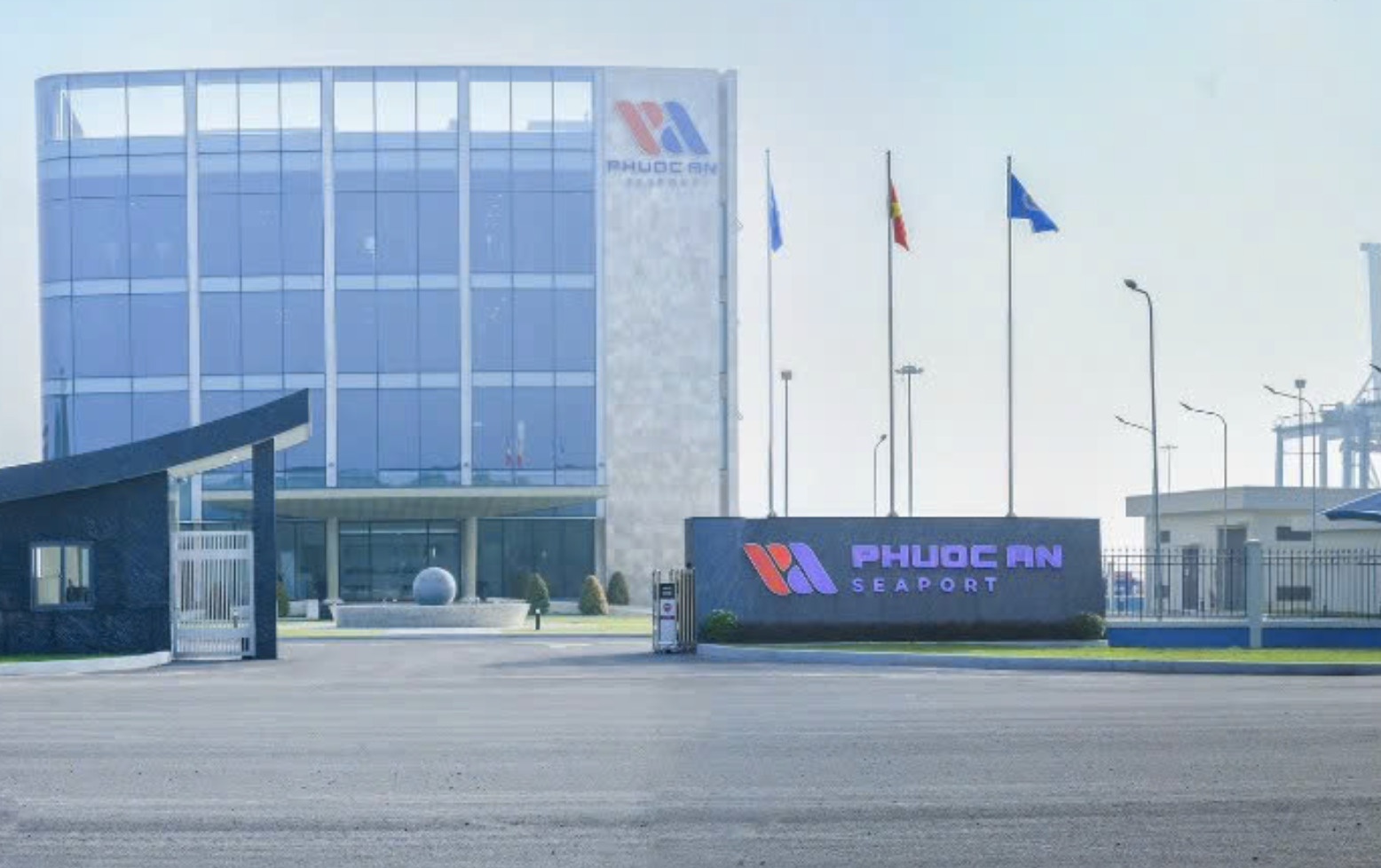 Cang Phuoc An bi phat vi cong bo sai thong tin va giao dich 'chui' hinh anh