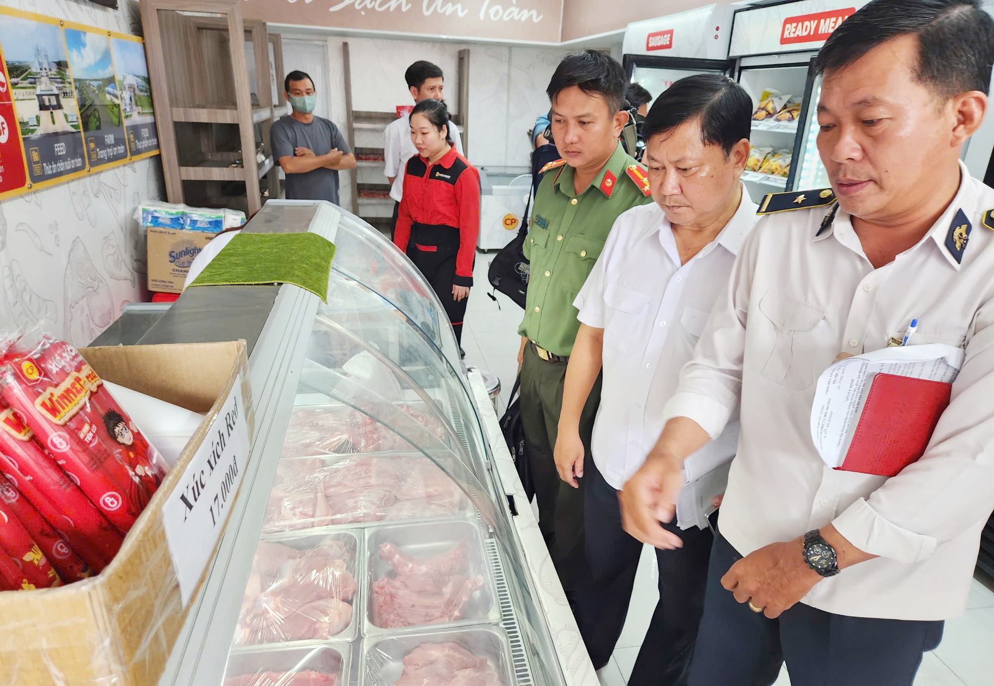 Vu C.P bi to: Chi cuc Thu y vung VII den Soc Trang lay mau hinh anh