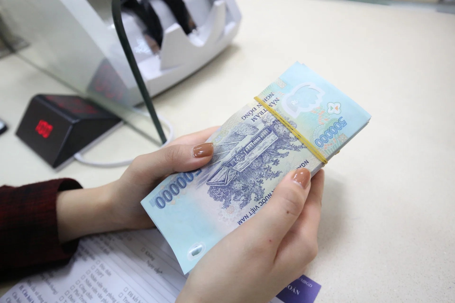 Luong tang ma gia tang theo thi nguoi lao dong chi 'cam tien cho dep' hinh anh