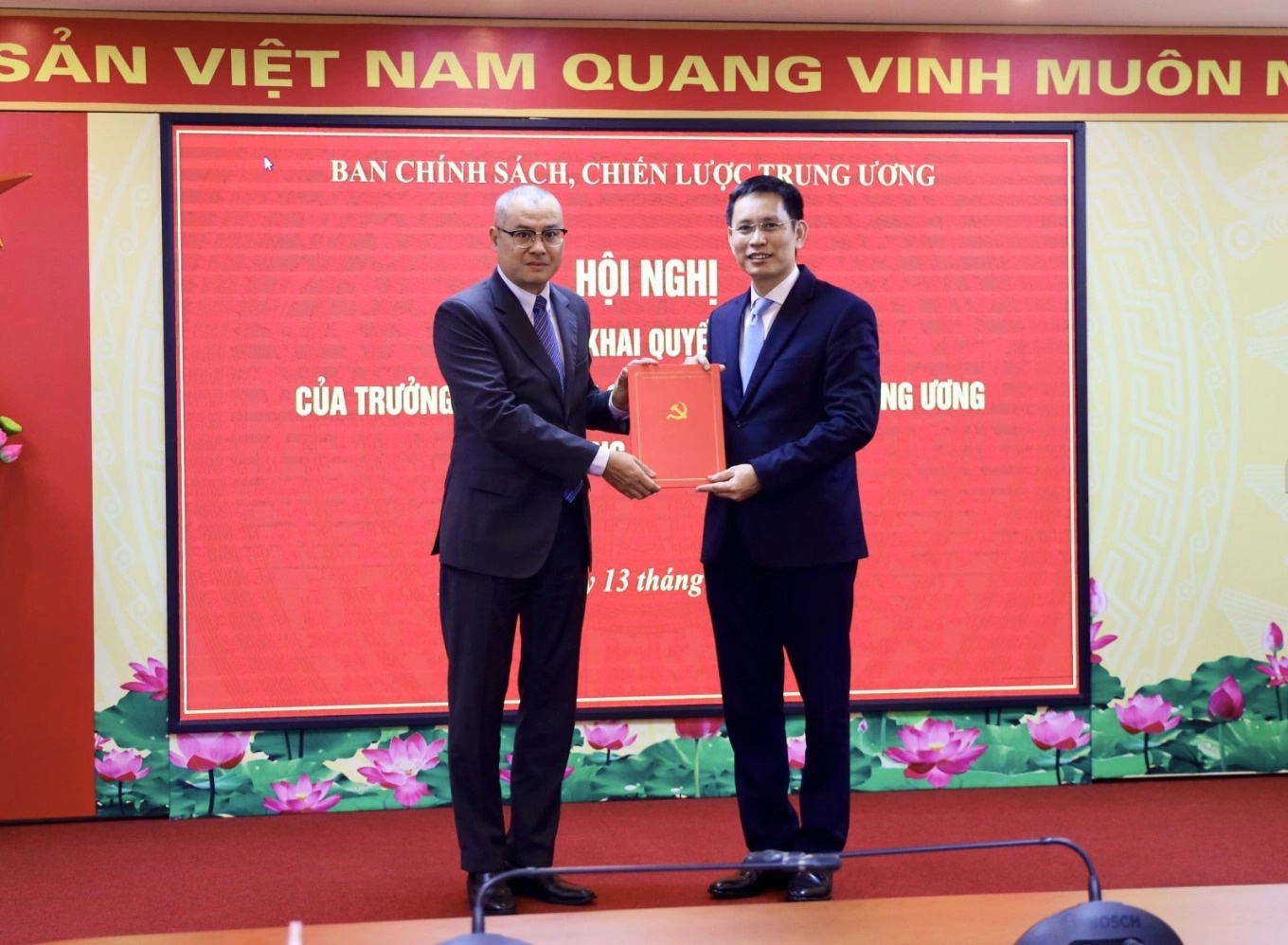 Chu tich MobiFone lam Vu truong Ban Chinh sach, chien luoc Trung uong hinh anh