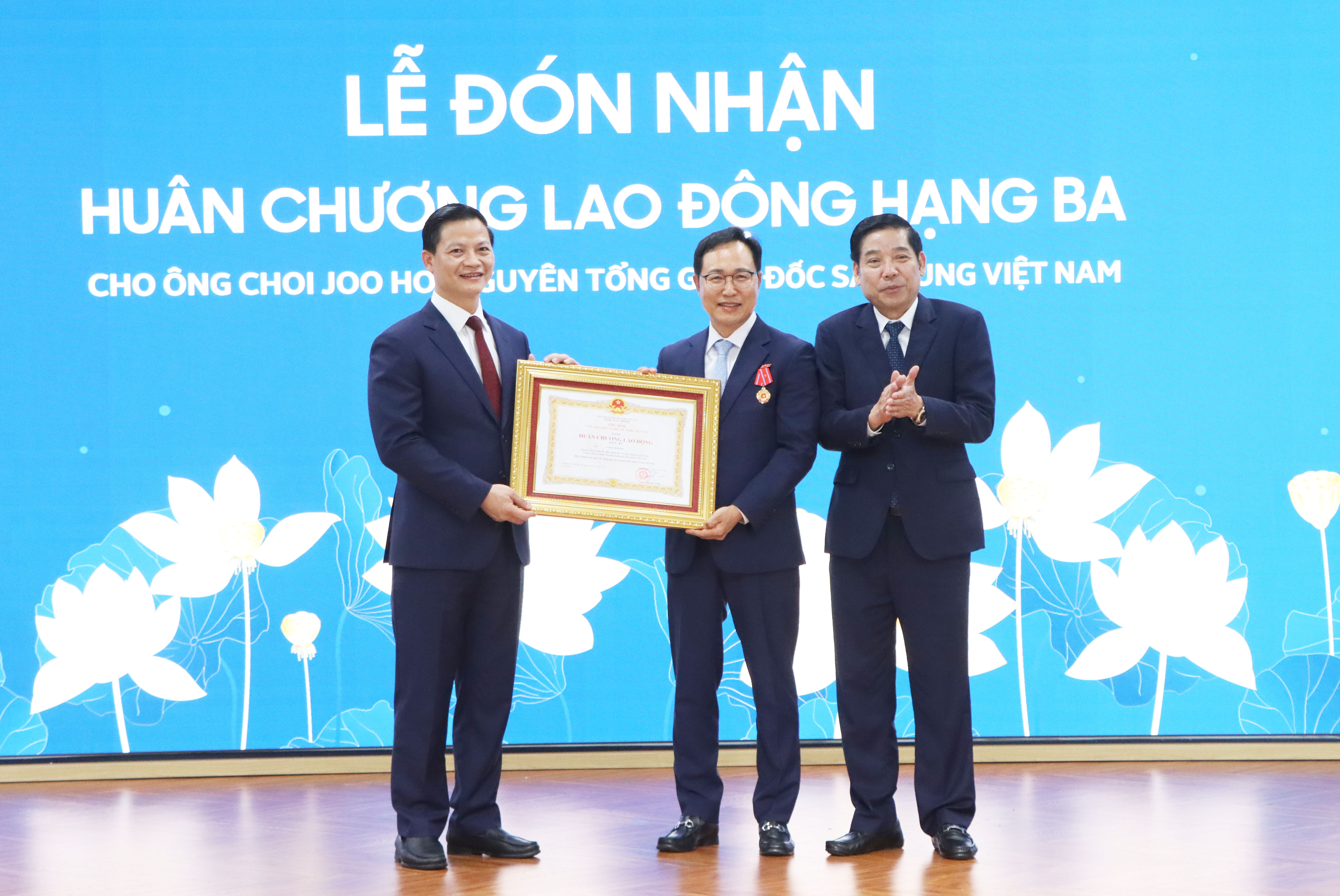 Nguyen CEO Samsung Viet Nam nhan Huan chuong Lao dong hang Ba hinh anh