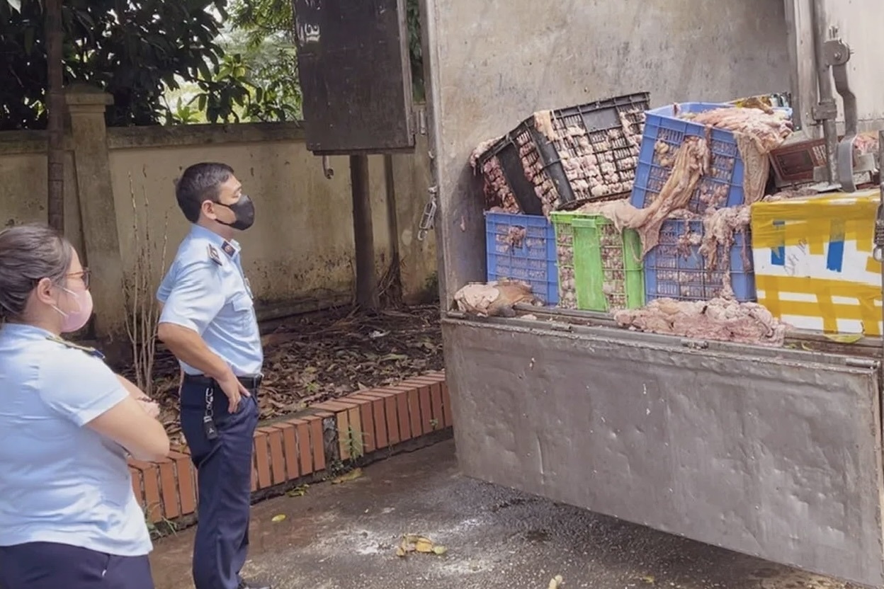 Kinh hai hon 2 tan mo va da bo boc mui suyt tuon vao thi truong hinh anh