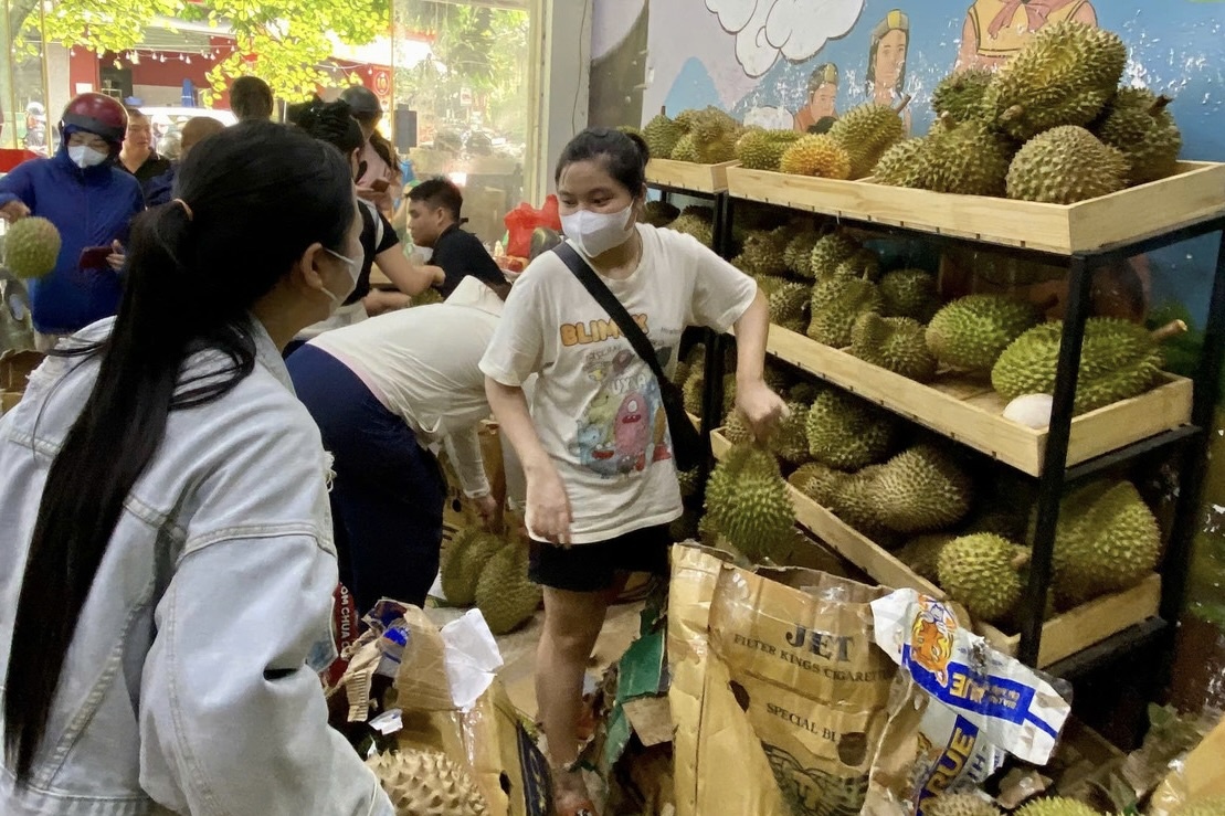 Sau rieng chi 35.000 dong/kg 'do bo' Ha Noi, 1 ngay ban gan 3 tan hinh anh