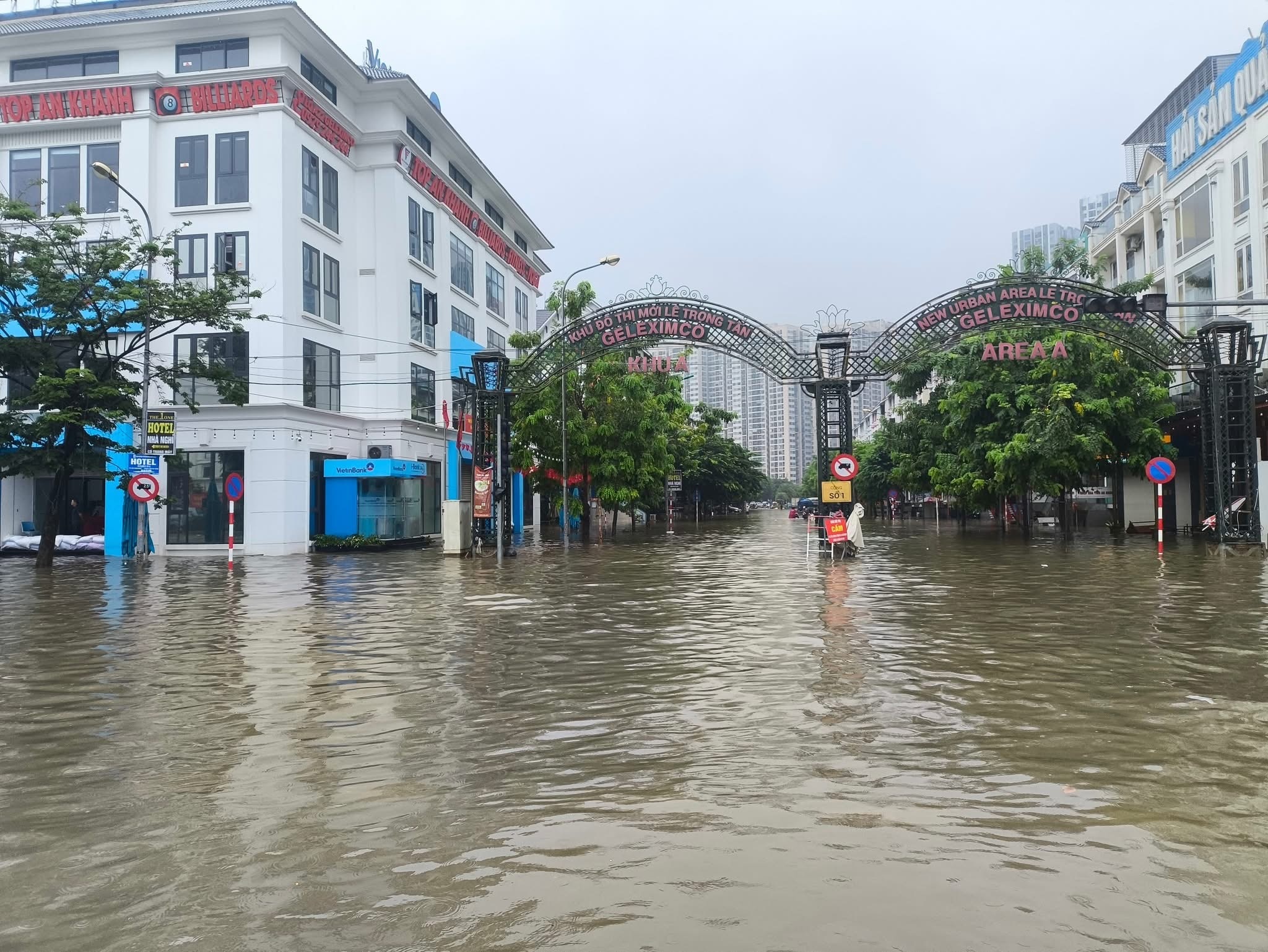 Nha trieu USD nhung cu mua la ngap hinh anh