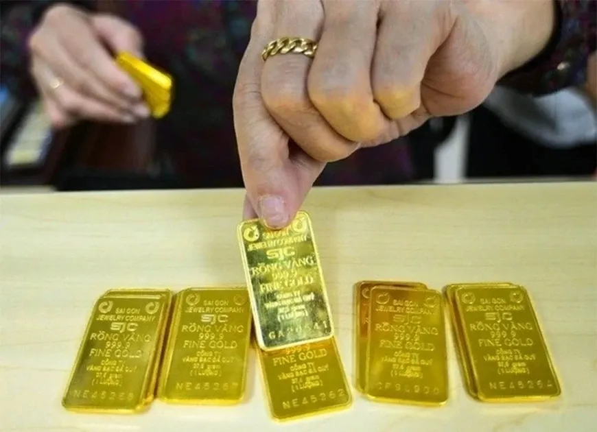 Khi nao ngan hang, doanh nghiep 'bom' vang ra thi truong? hinh anh