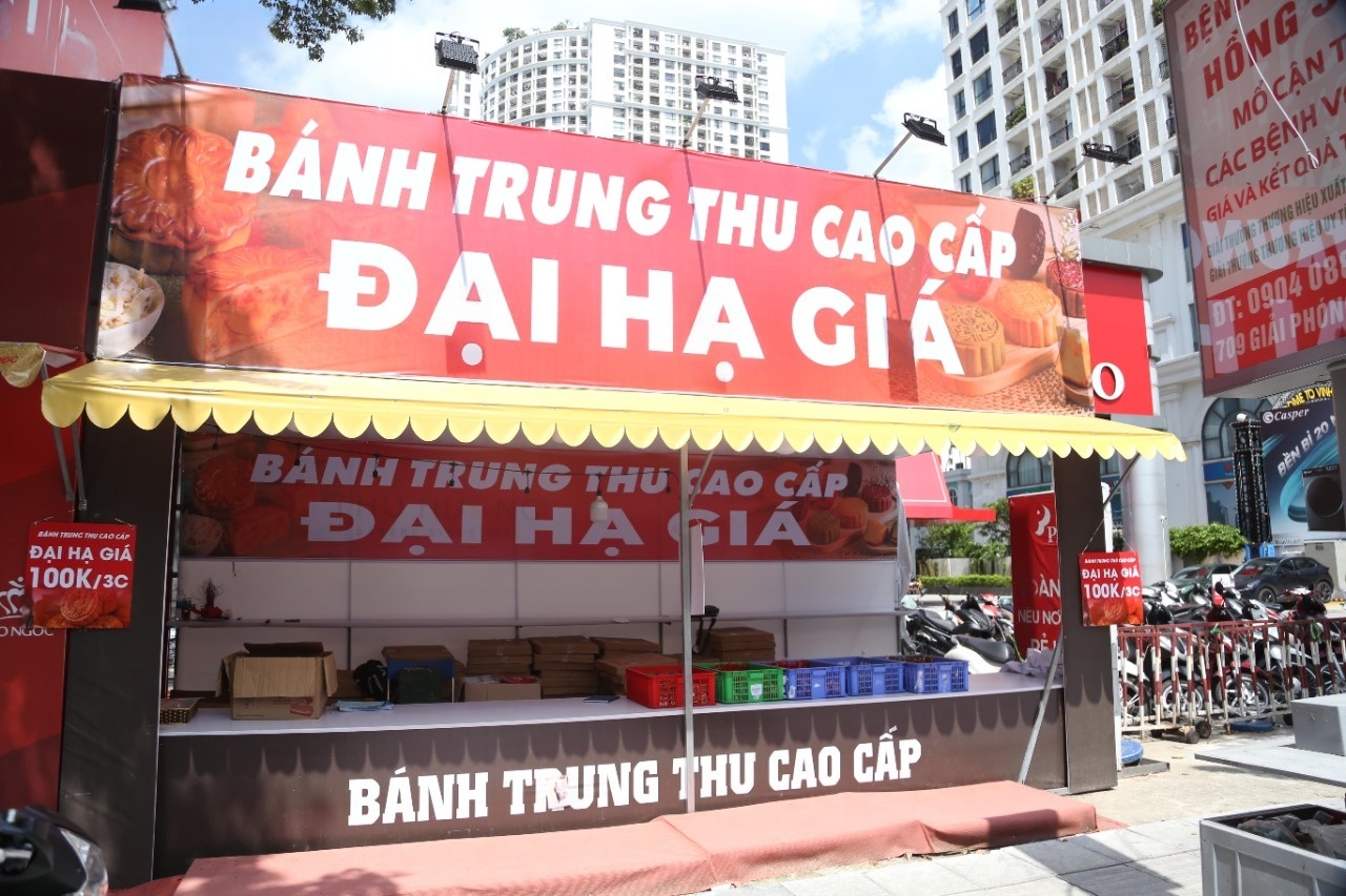 Sat Tet Trung Thu, quay banh treo bien dai ha gia 100.000 dong/3 chiec hinh anh