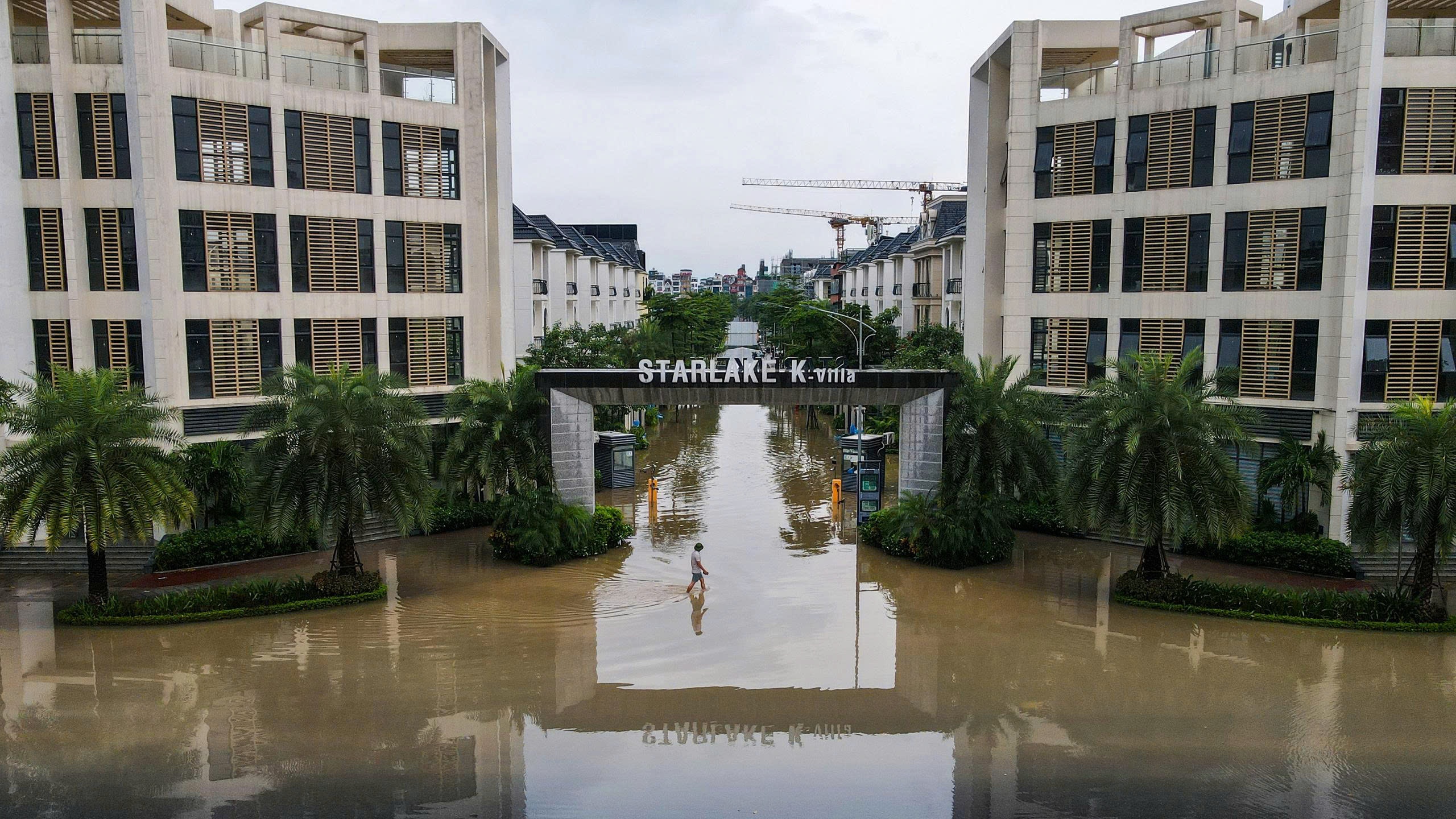 Khu biet thu trieu USD Starlake ngap nuoc, 'hang xom' chiu tran hinh anh