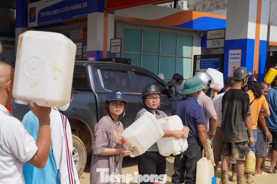 Thai Nguyen: Nguoi dan xep hang dai mua xang de chay may phat hinh anh