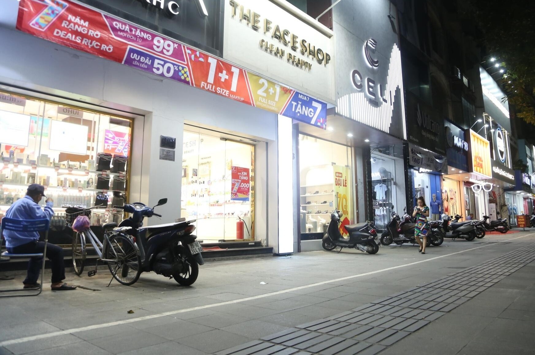 Khuyen mai mua 1 tang 1, pho thoi trang Ha Noi van buon thiu sat 20/10 hinh anh