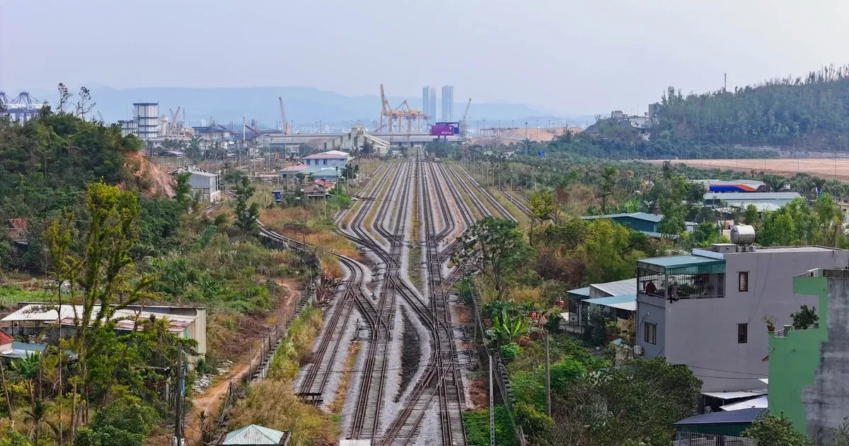De xuat hoi sinh duong sat gan 10.000 ty Ha Noi - Quang Ninh hinh anh