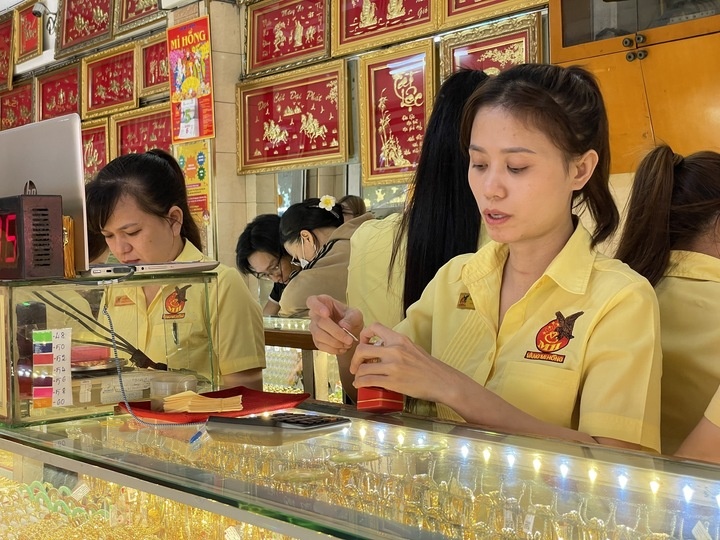 quan ly gia vang,  kiem soat gia vang,  bien dong gia vang anh 1