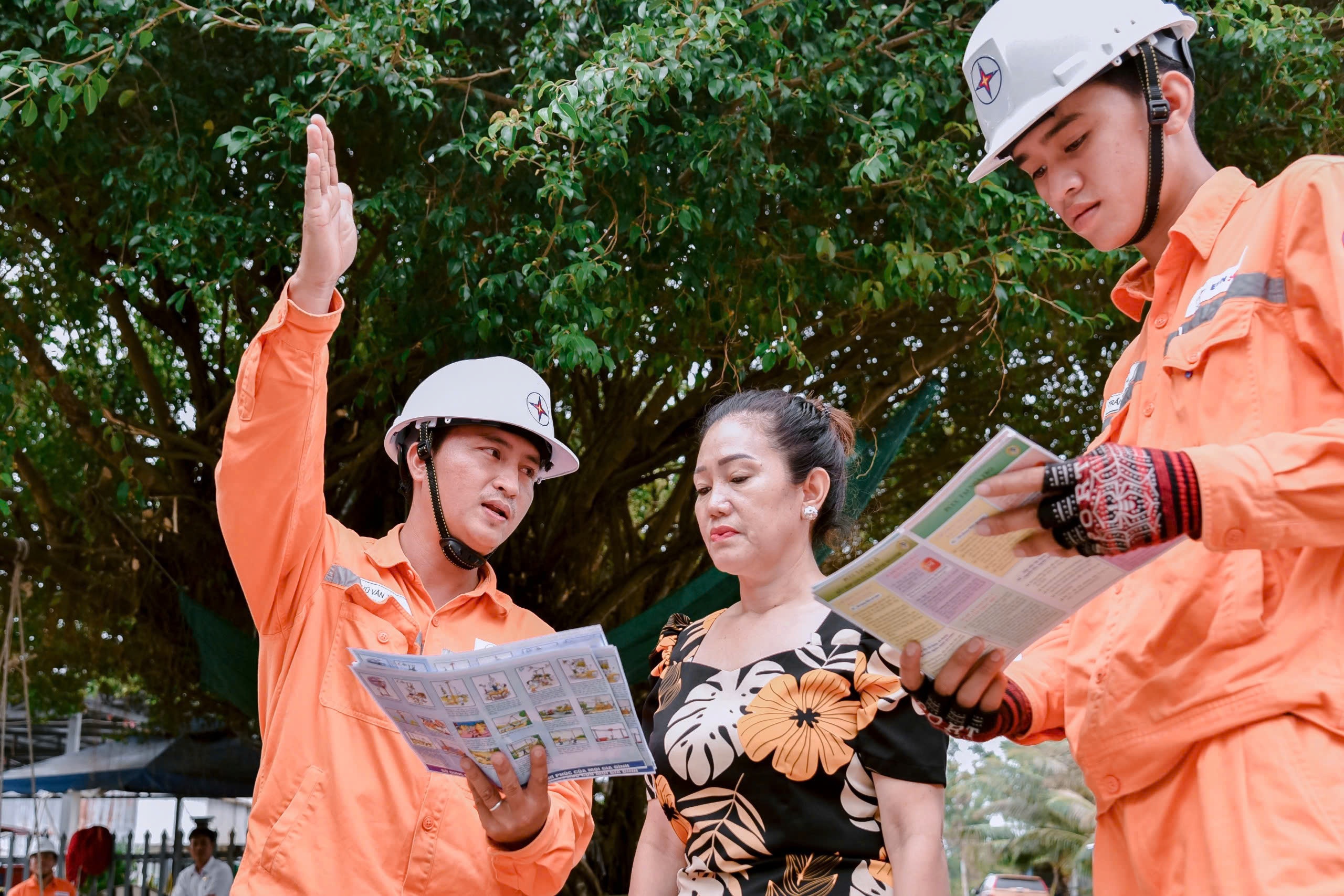 Trieu cuong dang cao, EVNSPC canh bao khan an toan dien hinh anh