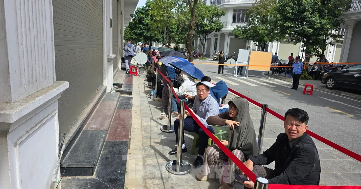 Xep hang tu 2h sang cho nop ho so mua nha o xa hoi tai Thu do hinh anh