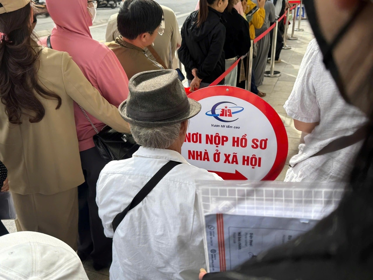 Chu dau tu nha o xa hoi dung nha bat cho dan xep hang nop ho so hinh anh