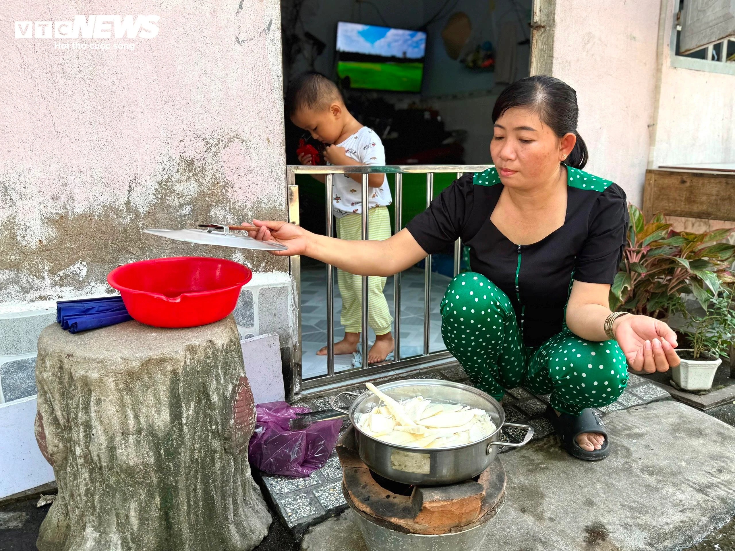 gia thuc pham,  doi song cong nhan,  mua thuc pham anh 2