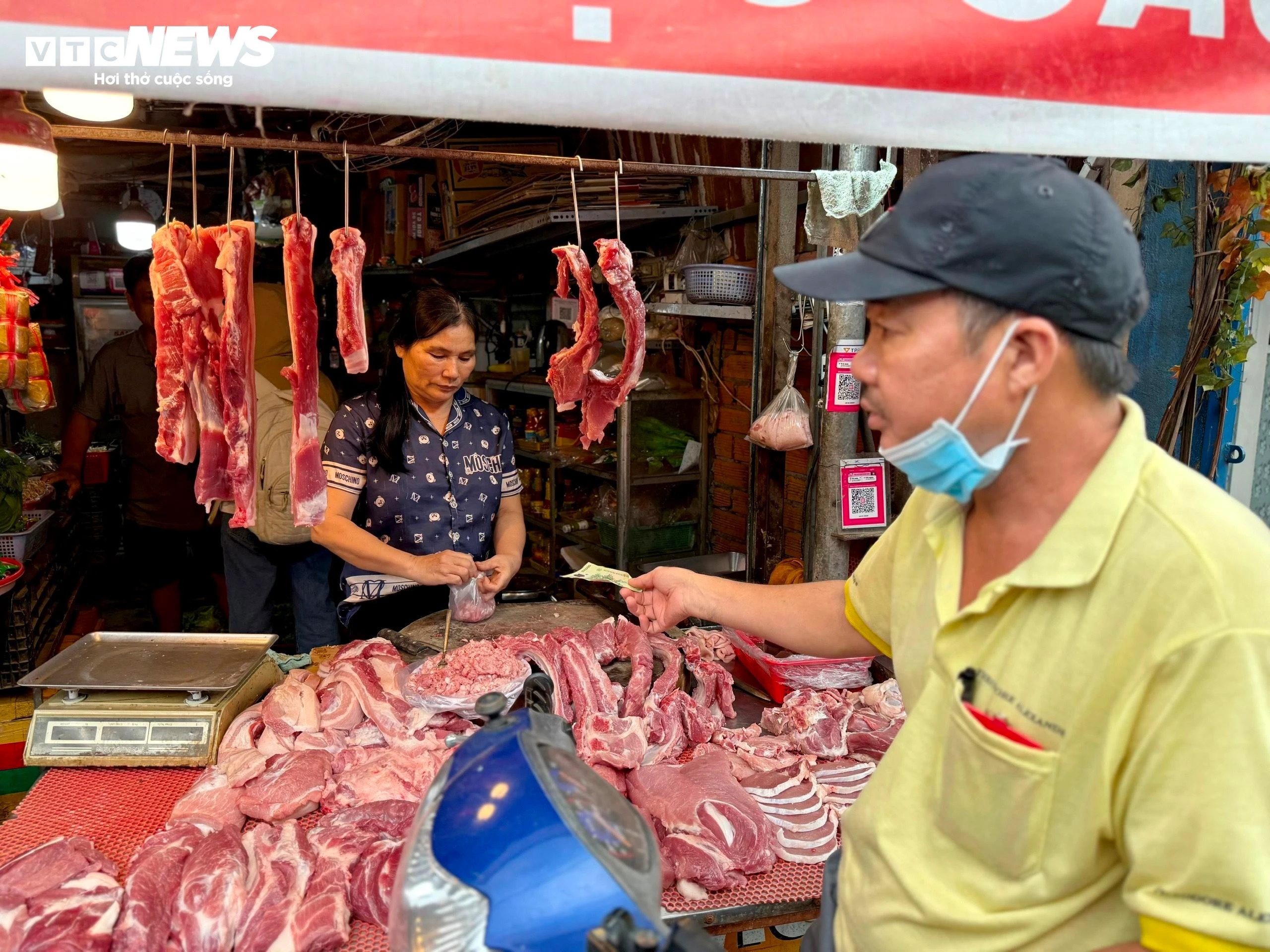 Gia thuc pham leo thang, cong nhan chat bop tung dong cho bua com hinh anh