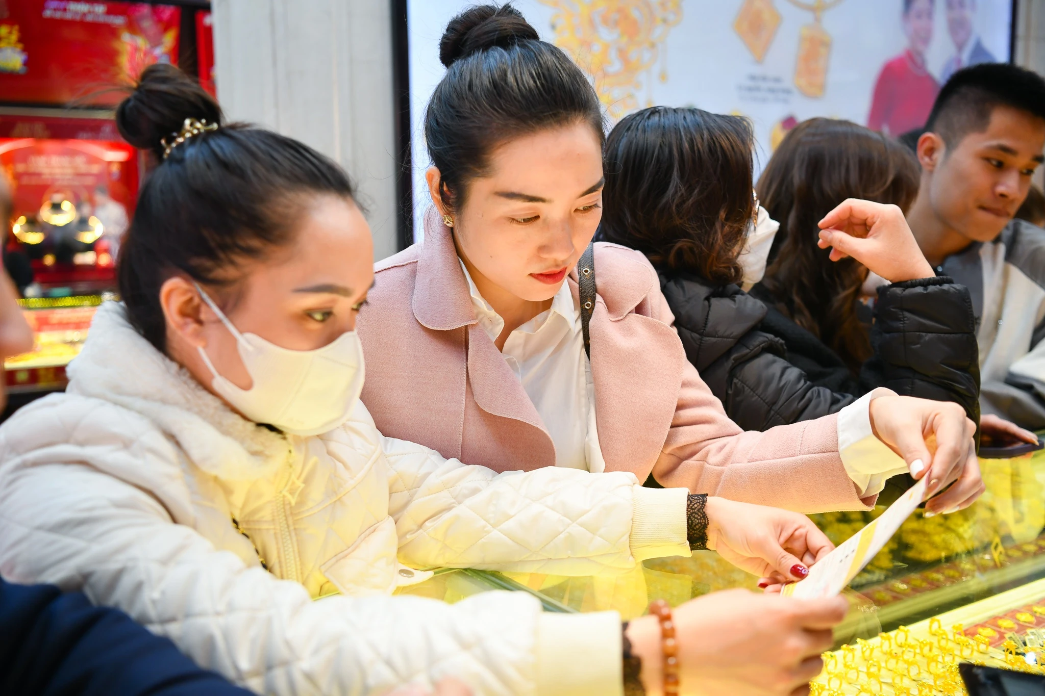 Thu tuong: Hoan thien ho so lap san giao dich vang trong thang 1 hinh anh