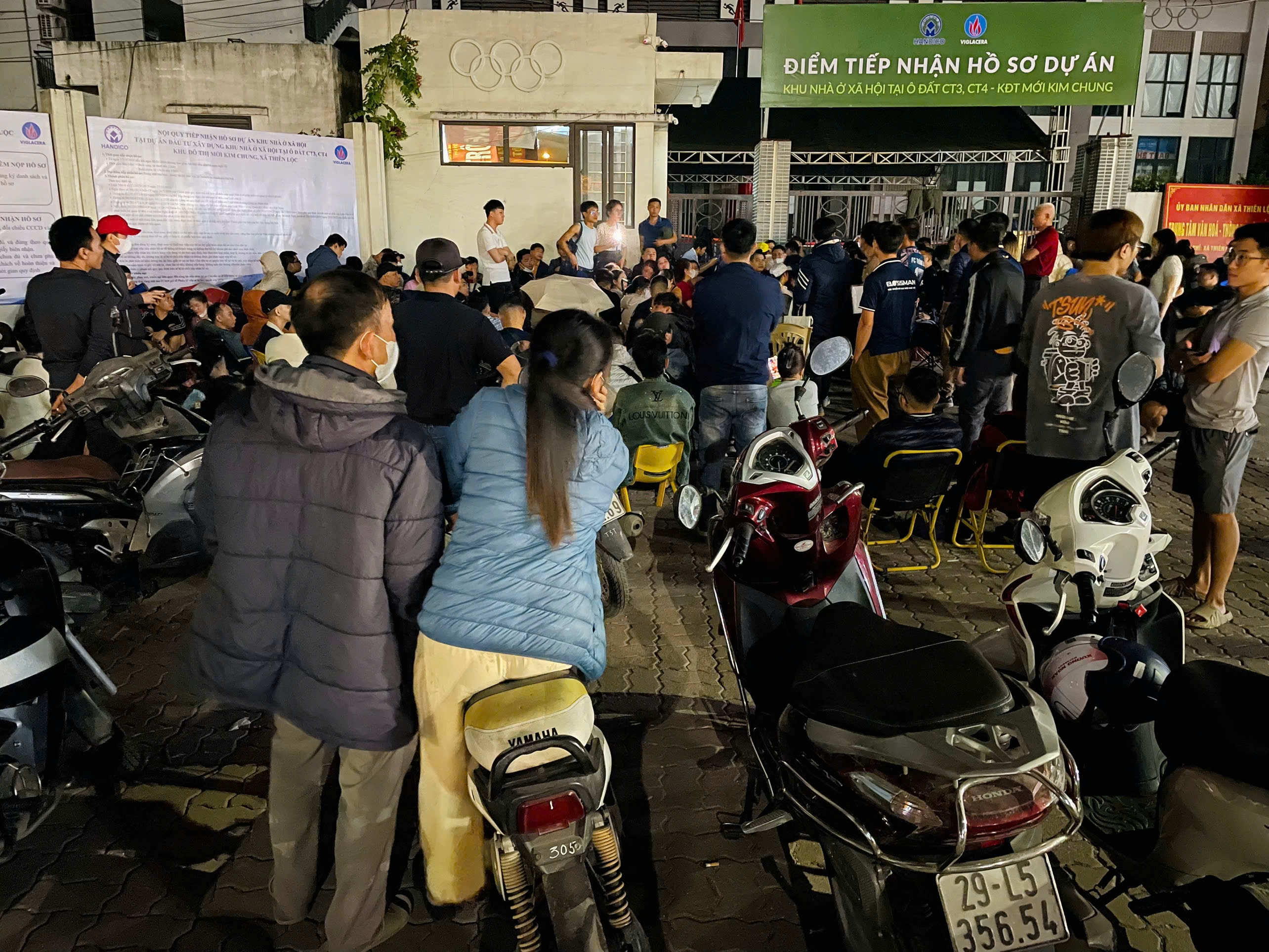 Vi sao nguoi Ha Noi thuc dem, chen lan de kiem suat mua nha xa hoi? hinh anh