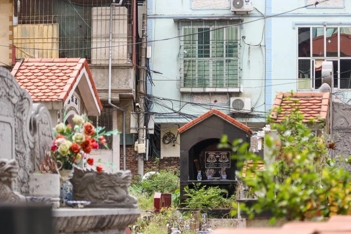 Gia re hon 30%, nha gan nghia trang duoc lung mua hinh anh