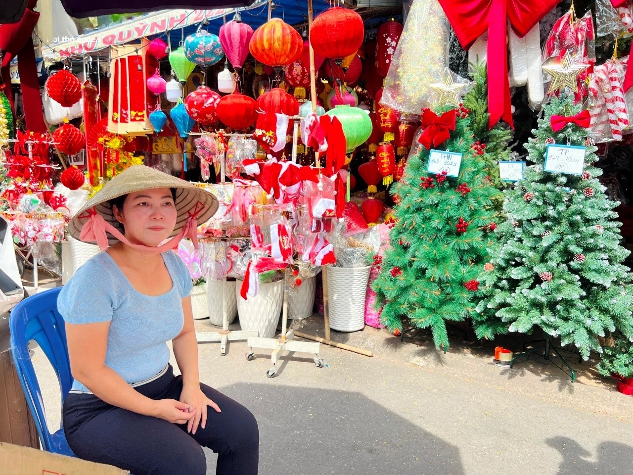 Tieu thuong o TP.HCM 'do mat' cho khach mua do trang tri Noel hinh anh