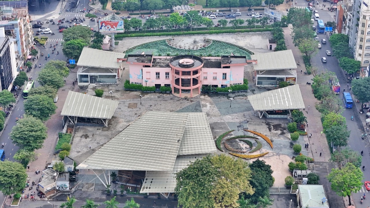 Can canh san khau Sen Hong truoc ngay thanh bai giu xe metro hinh anh