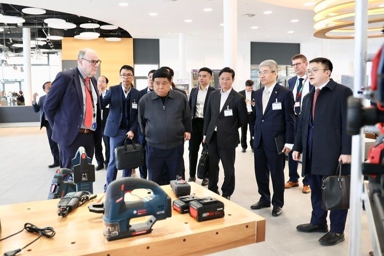 Pho thu tuong Nguyen Chi Dung tham Tap doan Bosch hinh anh