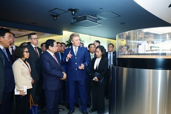 Thu tuong tim hieu nganh nang luong hat nhan va tau dien ngam cua Nga hinh anh