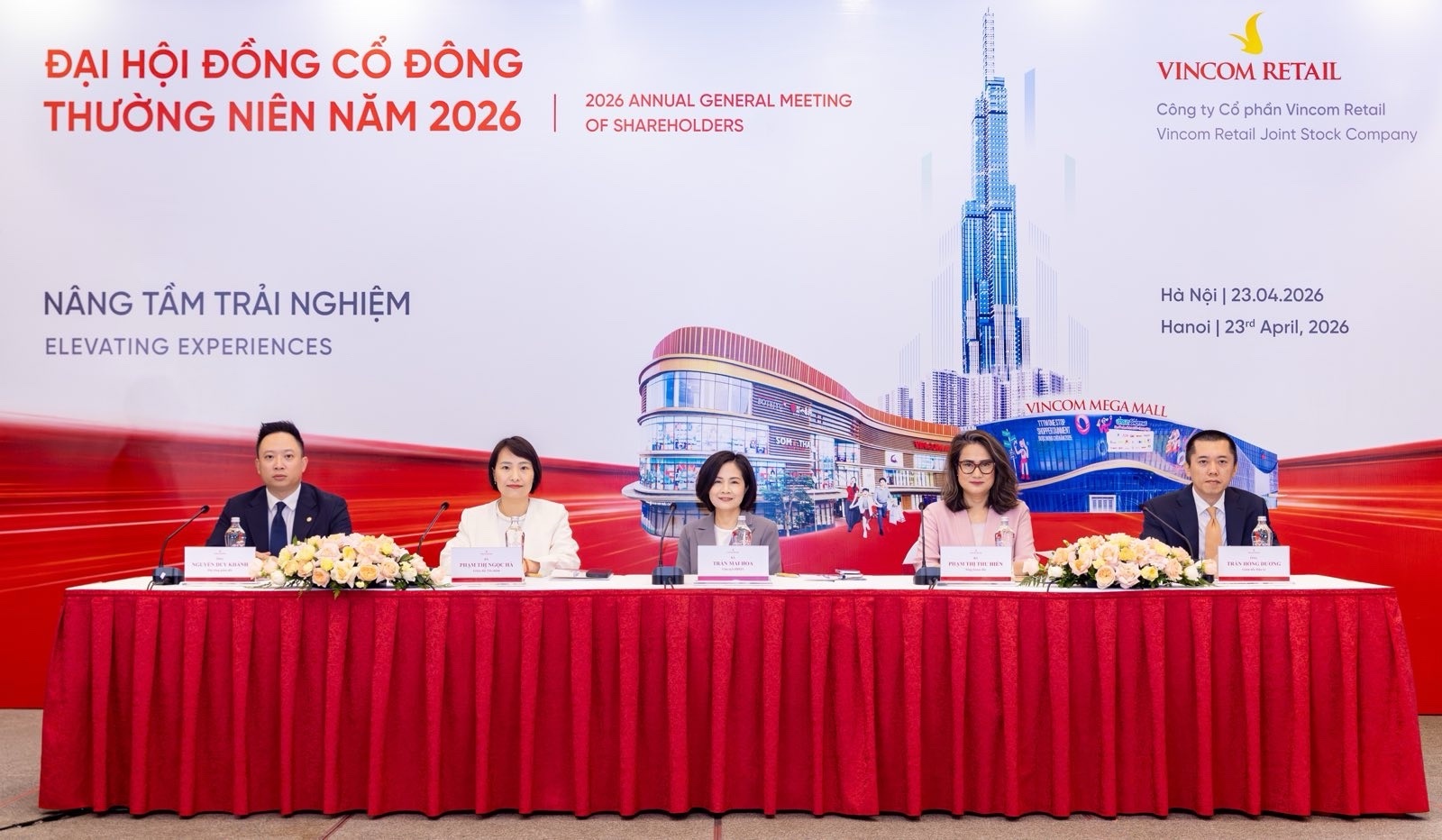 Khach di trung tam thuong mai tang, Vincom Retail tiep tuc dua mo moi hinh anh