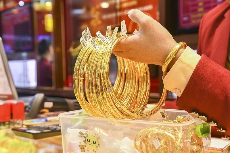 Dieu gi se xay ra neu cho phep doanh nghiep vay vang trong dan? hinh anh