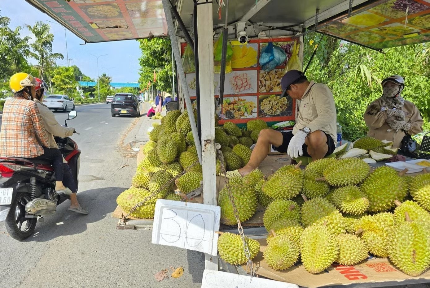 Sau rieng ‘re nhu beo’ ban day via he hinh anh