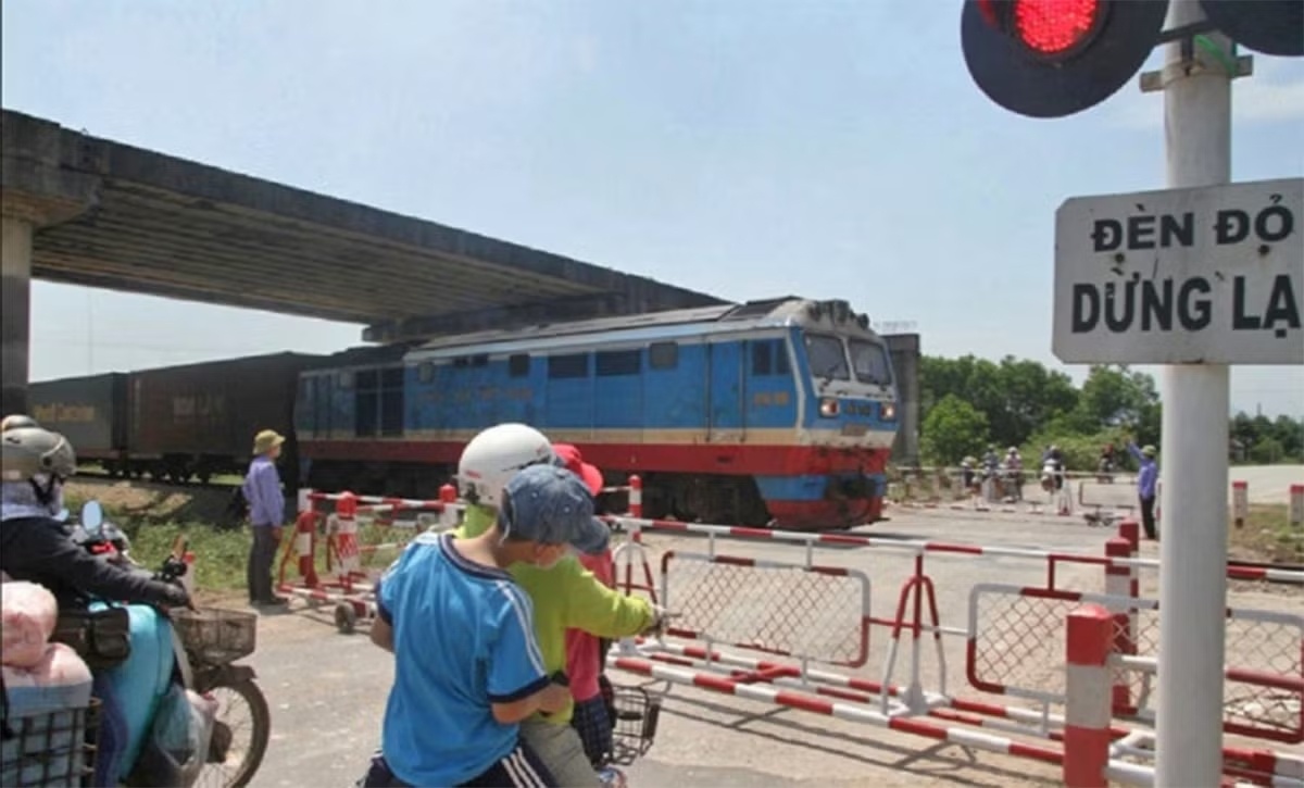 Can hon 8.370 ty 'xoa so' 18 nut giao duong bo - duong sat hinh anh