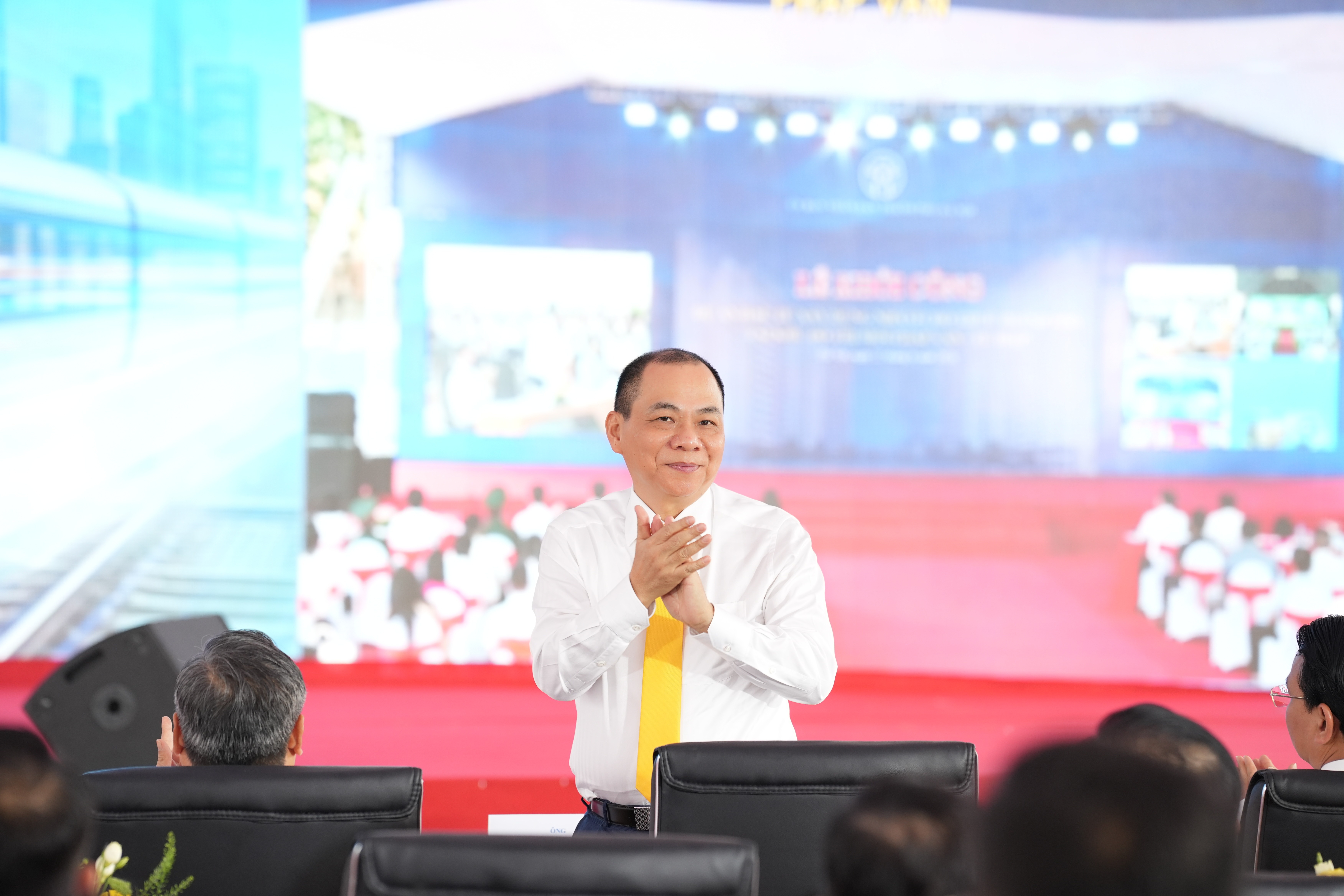 Doanh nghiep cua ty phu Pham Nhat Vuong 'thau' 5 du an duong sat o Ha Noi hinh anh