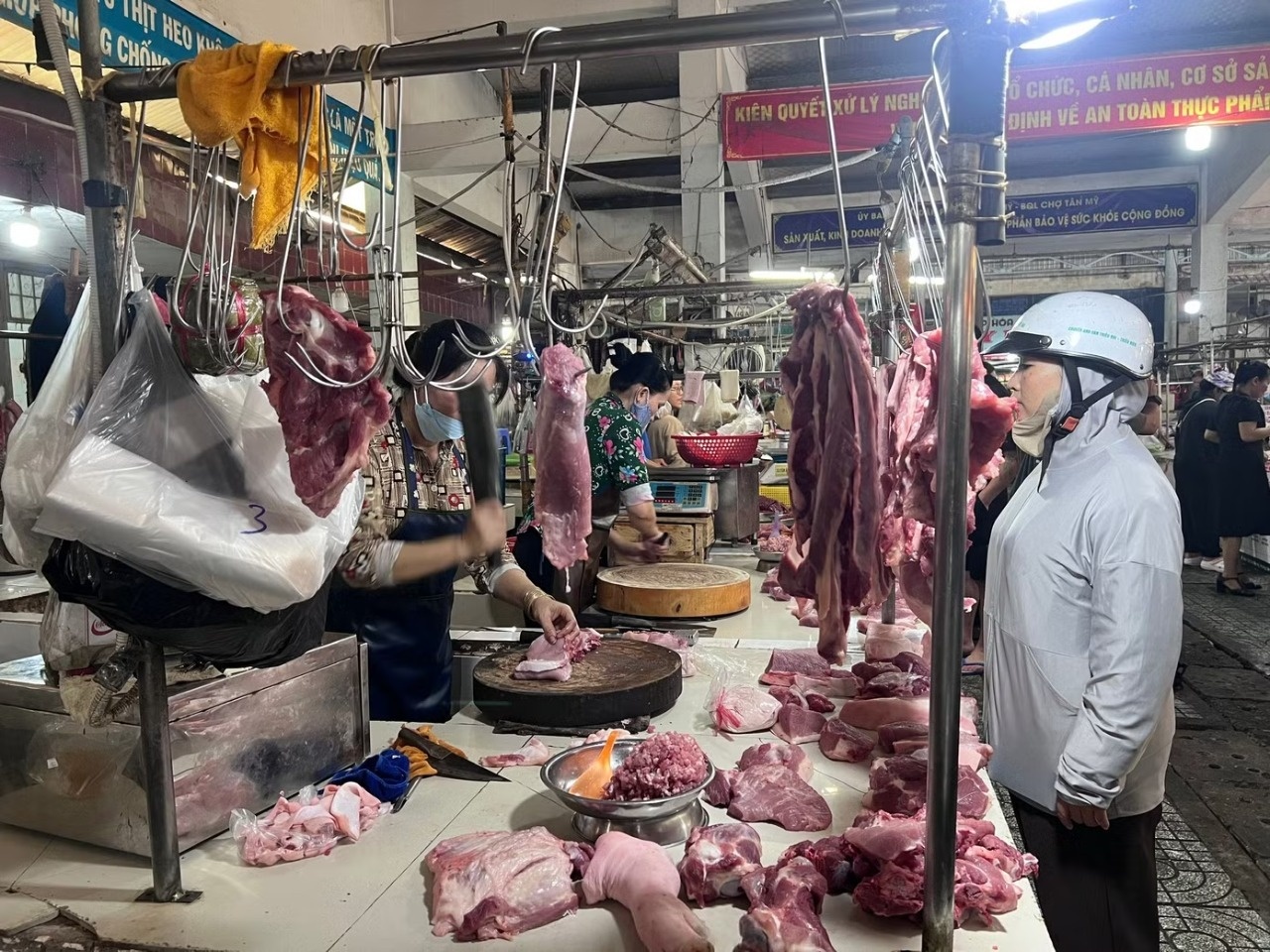 Nghich ly thit heo: Gia den tay ba noi tro gap 4 lan khi xuat chuong hinh anh