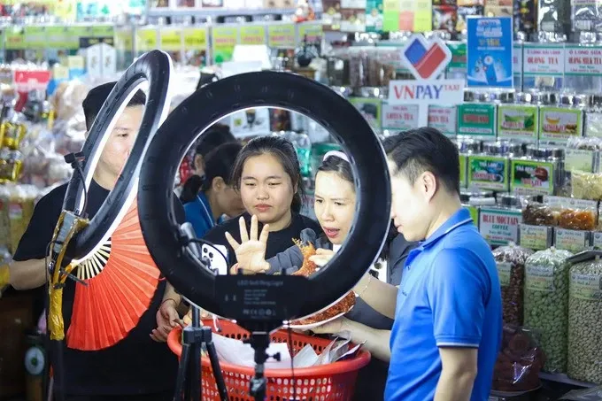 San thuong mai dien tu dong loat siet dinh danh nguoi ban hinh anh