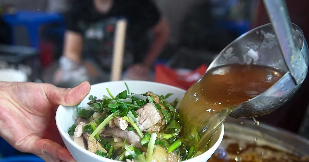 Chu hang pho noi ly do 'neo' gia cao du xang dau giam lien tiep hinh anh